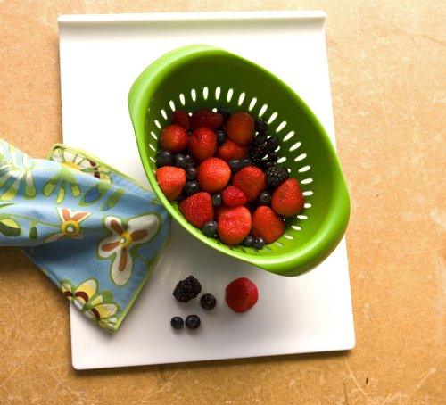 Preserve Small Colander, Made from Recycled Plastic, 1.5 Quart Capacity, Red - SHOP NO2CO2